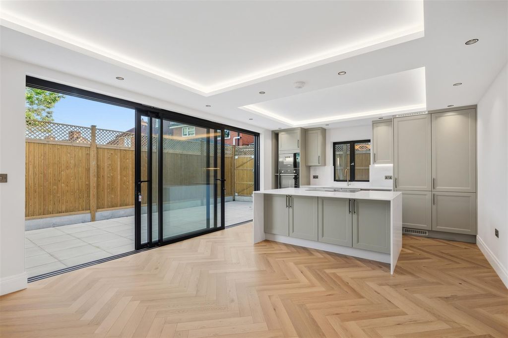 Property photo 1 of 11 Flat 1 Navy Rose Apartments-2.Jpg