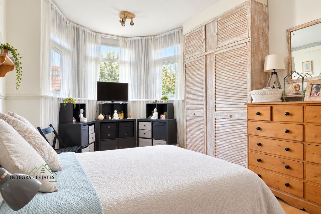 Property photo 3 of 29 Bridport-Road-Cr7-Double-Bedroom-Bay-Window-13