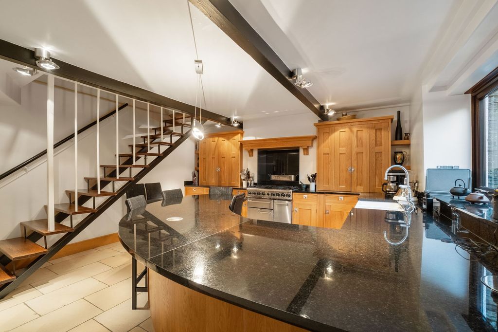 Property photo 2 of 23