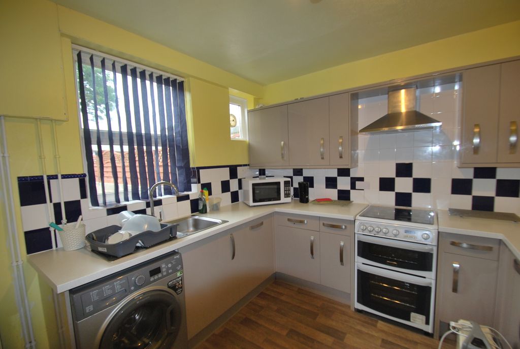 Property photo 3 of 7 Kitchen