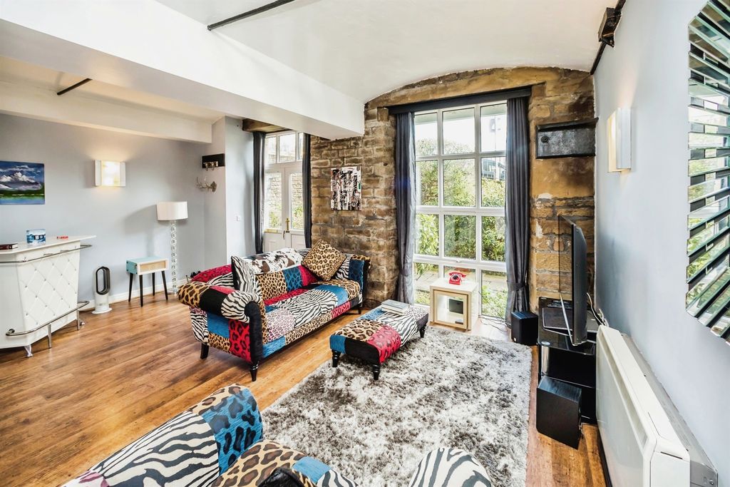 Property photo 2 of 16 Image