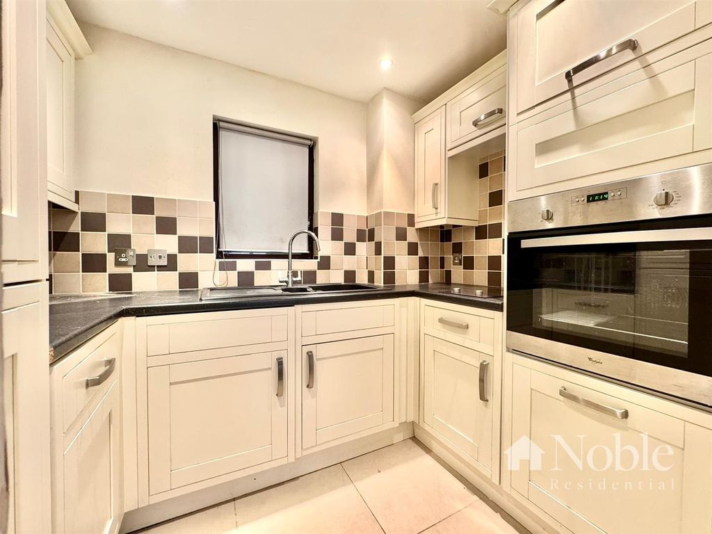 Property photo 3 of 8 Kitchen