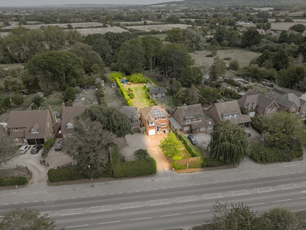 Property photo 1 of 31 Wendover Road, Weston Turville