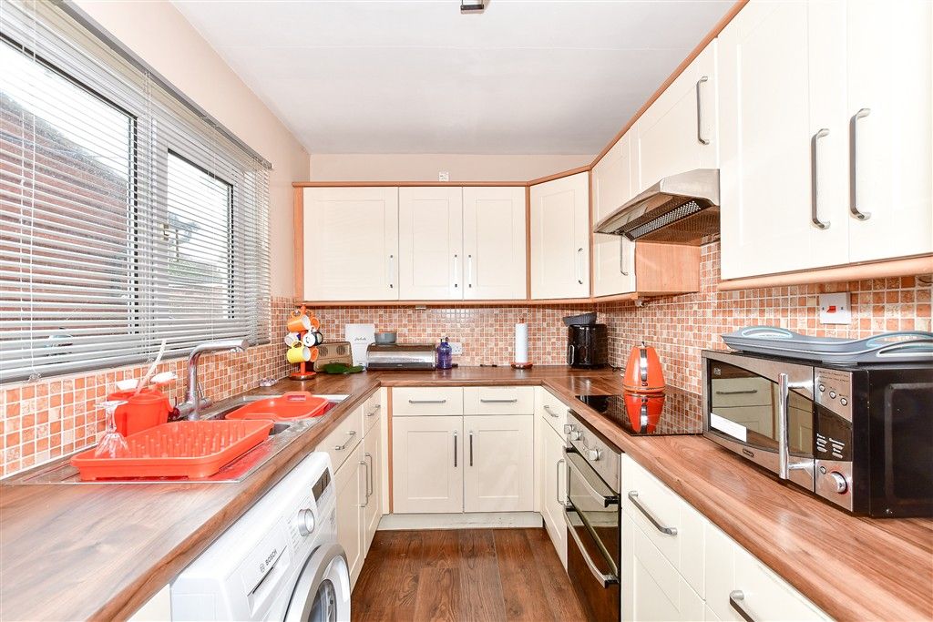 Property photo 2 of 11 Kitchen