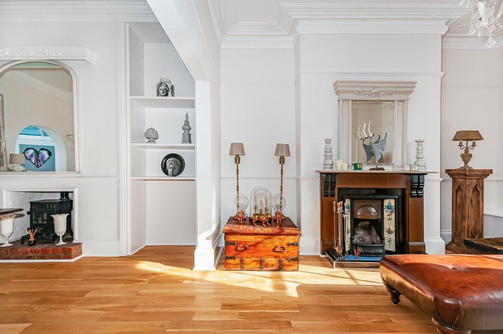 Property photo 3 of 20 Lounge Alt