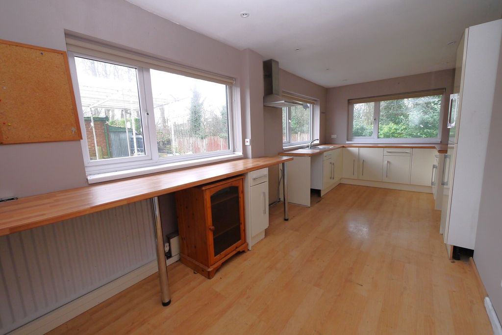 Property photo 3 of 10 Ernald Gardens - Kitchen