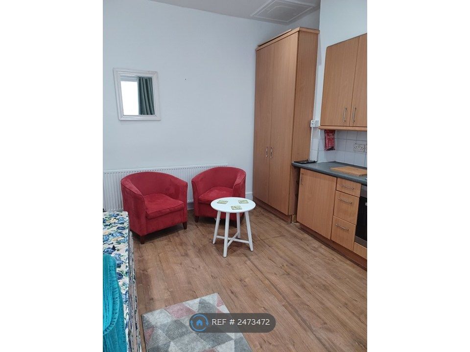 Property photo 3 of 13 Room 6 Bedsit
