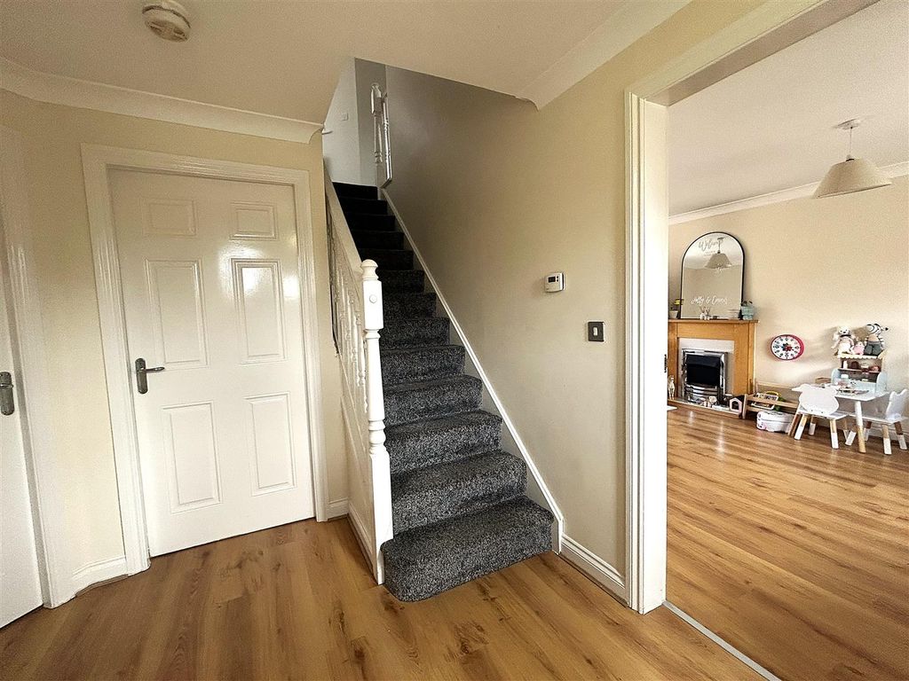 Property photo 3 of 20 Entrance Hallway