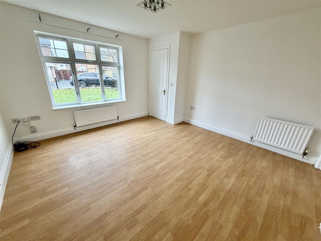 Property photo 3 of 12 Lounge