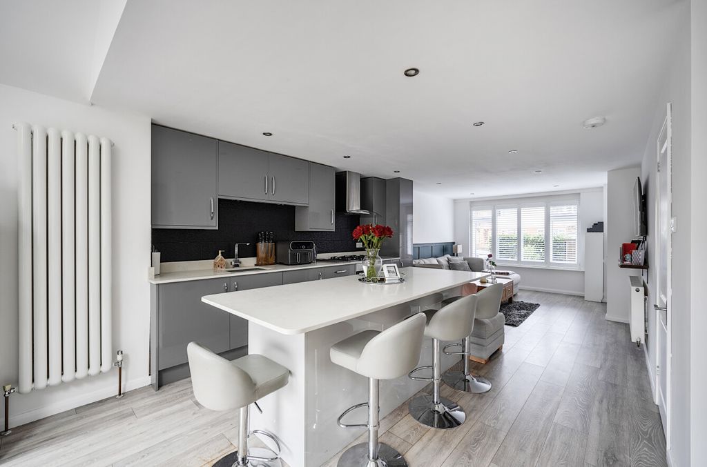 Property photo 3 of 21 1417681-17-699880...