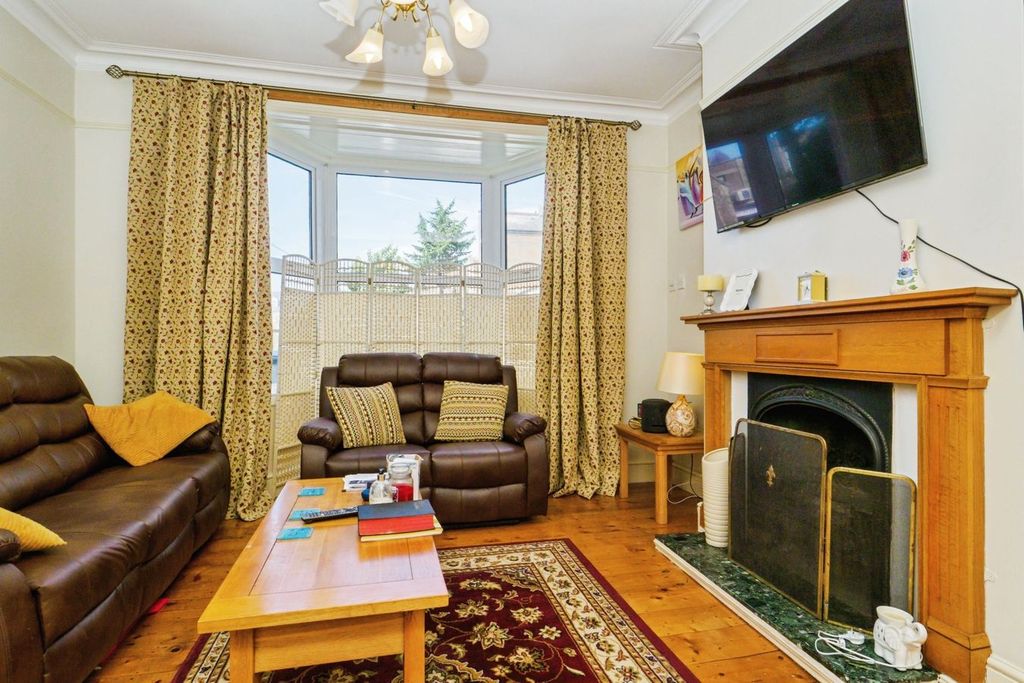 Property photo 2 of 20