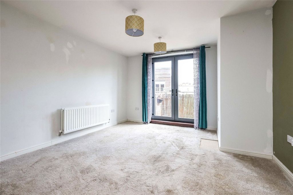 Property photo 3 of 16 Lounge