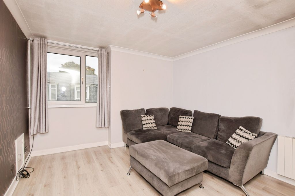 Property photo 3 of 13 Lounge