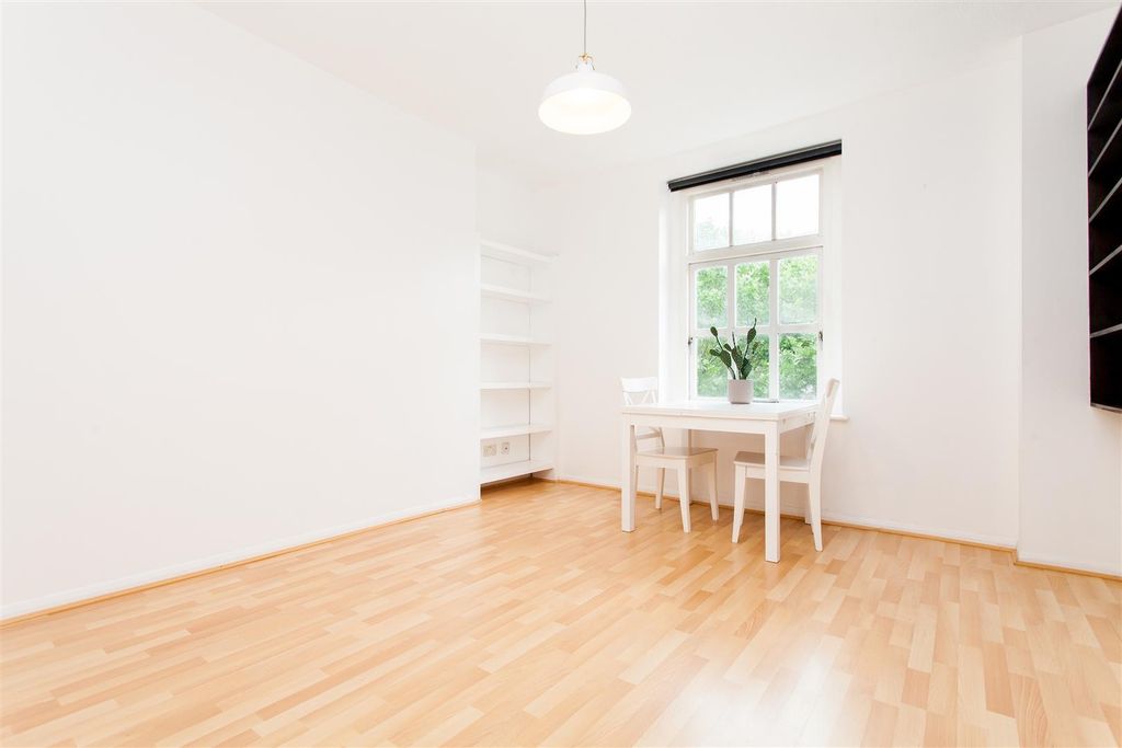 Property photo 2 of 9 Lounge