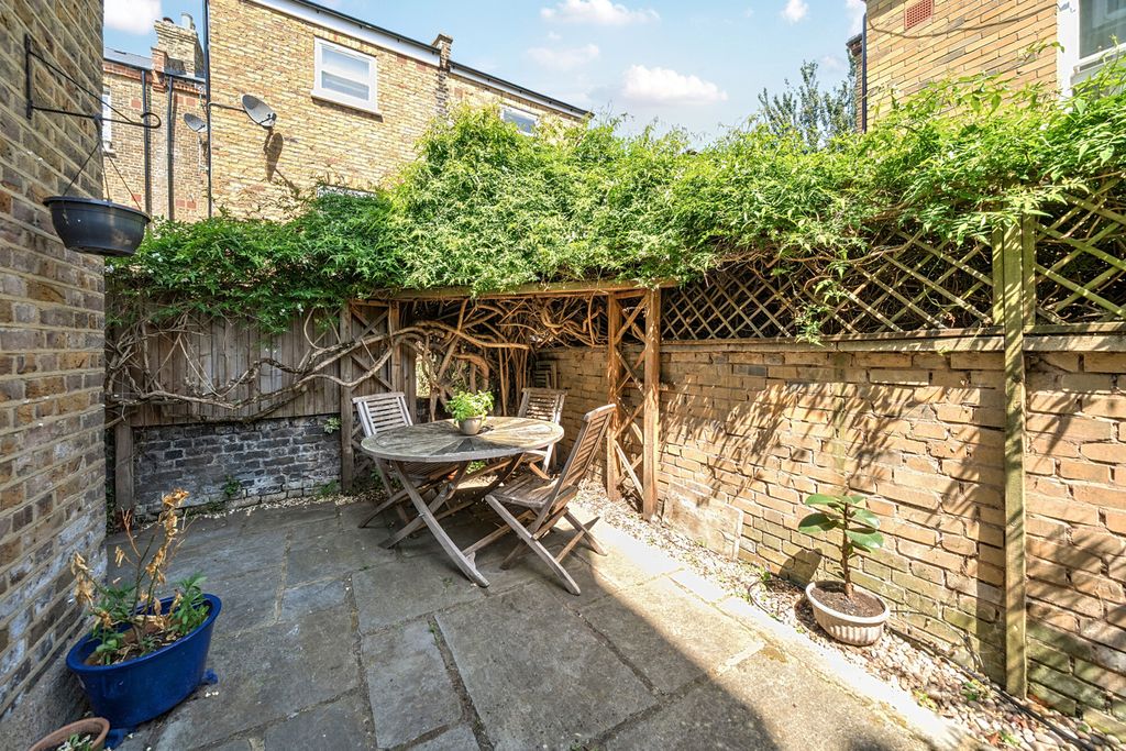 Property photo 2 of 17 Garden