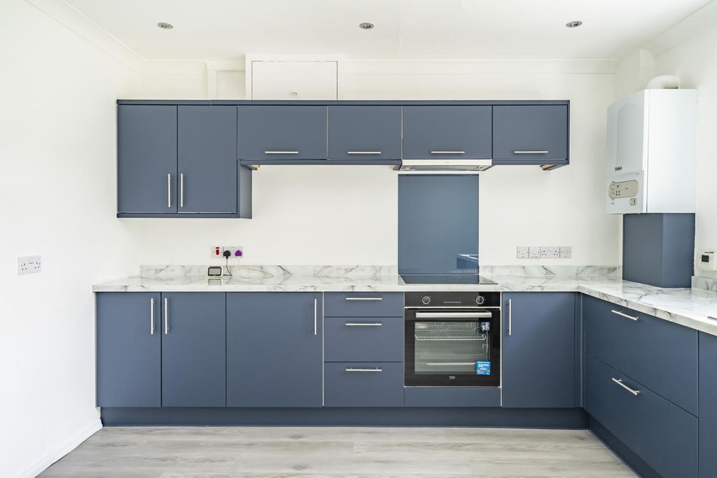 Property photo 3 of 17 Kitchen