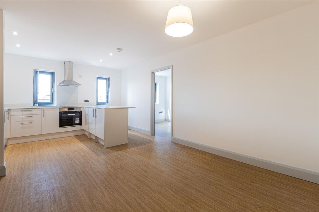 Property photo 3 of 12 10 Victoria Park Court-7.Jpg