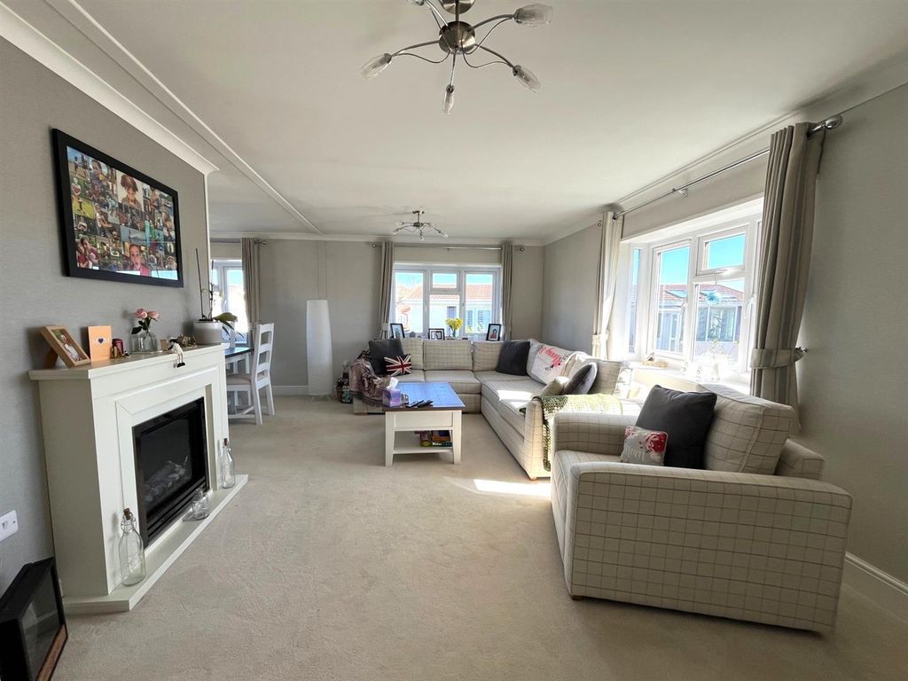 Property photo 3 of 14 4214 Lounge.Jpg
