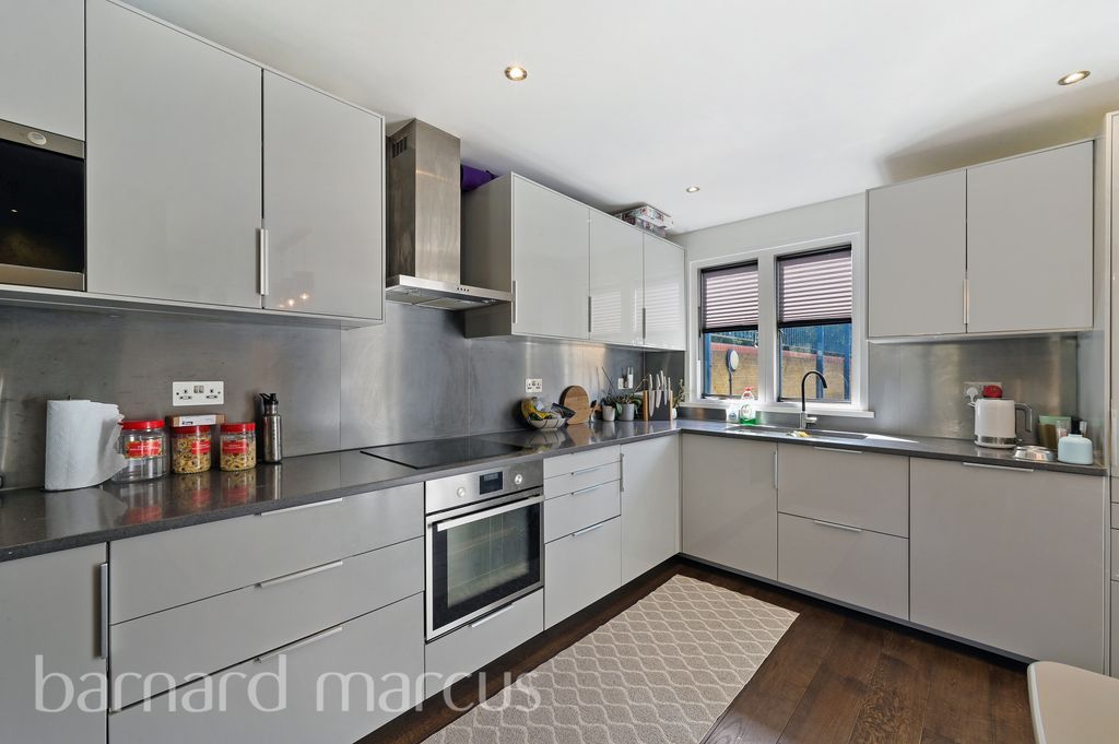 Property photo 2 of 8 Kitchen