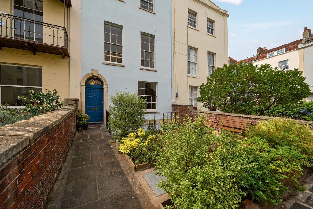 Property photo 1 of 24 Front Garden