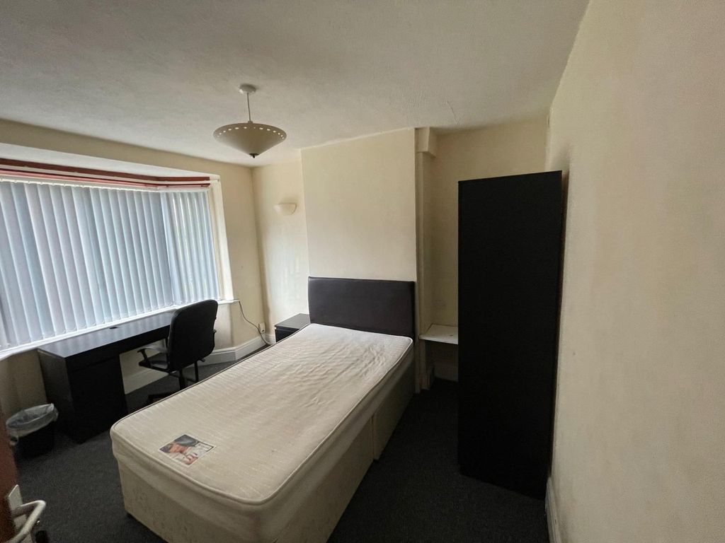Property photo 2 of 7 Bright And Cozy Single Bedroom Featuring A Comfort...