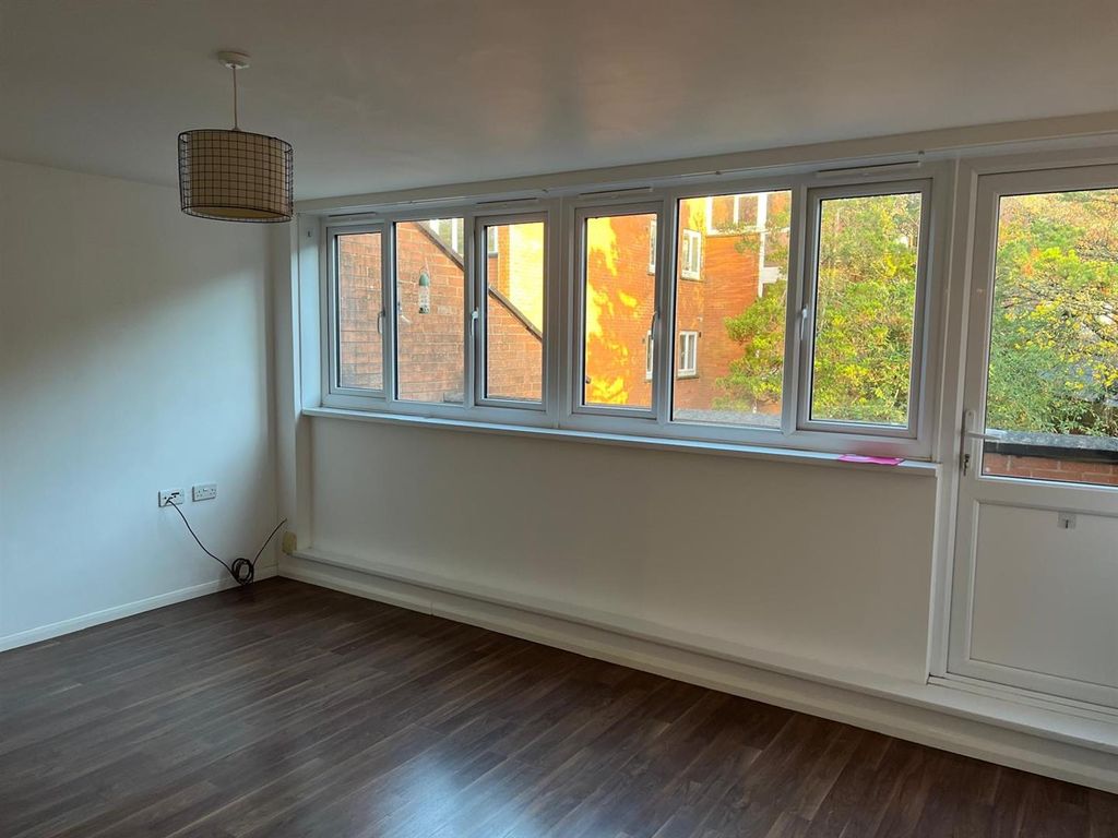 Property photo 3 of 10 23 J Lounge.Jpg