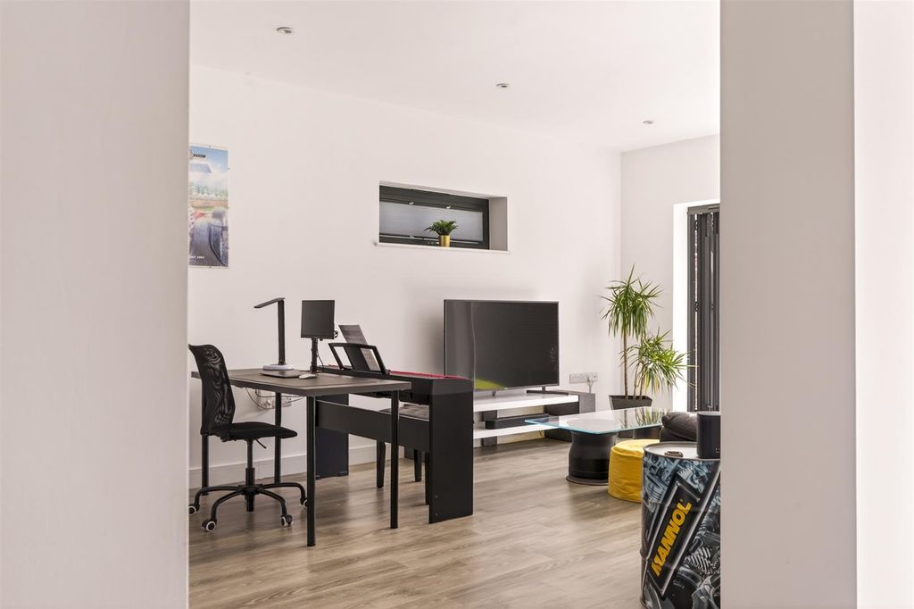 Property photo 2 of 20 For Sale By Aspire Residential | Northcourt Road