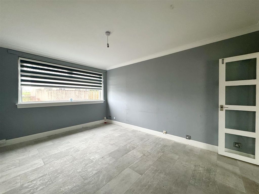 Property photo 3 of 11 Lounge