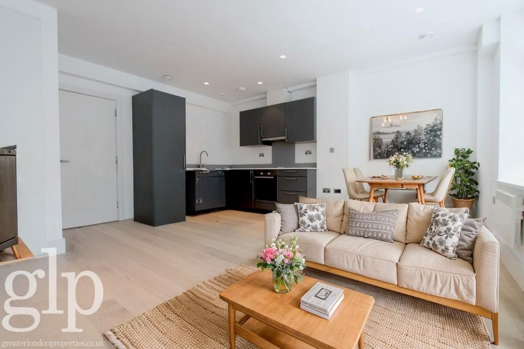 Property photo 1 of 8 953340