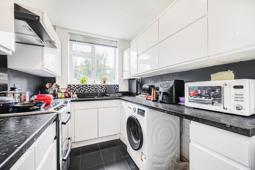 Property photo 2 of 9 Kitchen