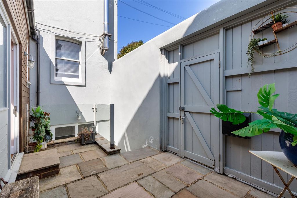 Property photo 3 of 15 Courtyard Garden