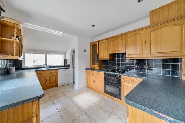 Property photo 3 of 10 Kitchen