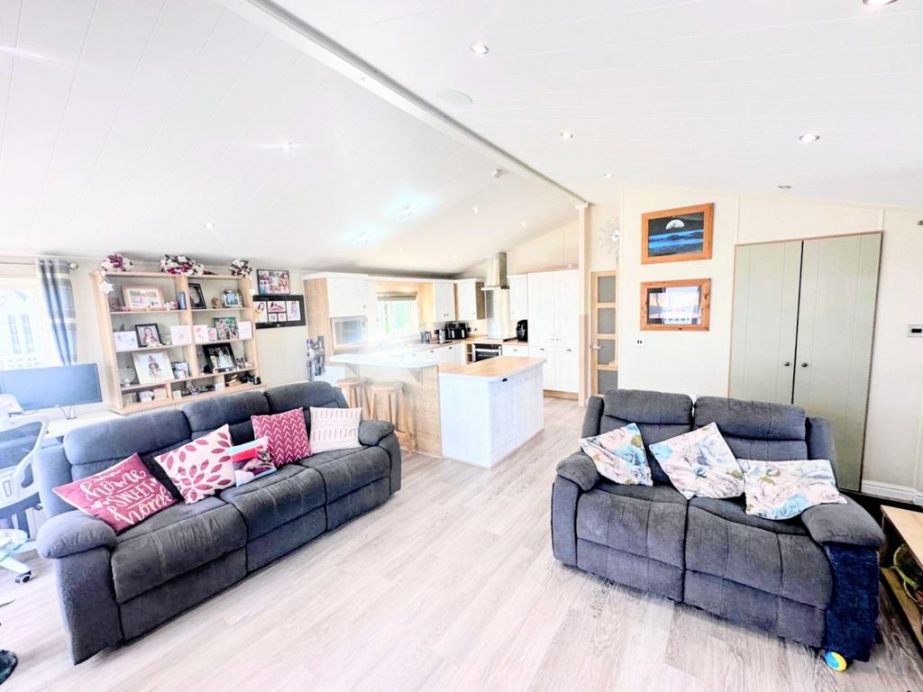 Property photo 3 of 10 Willerby Heathfield 1194 Living