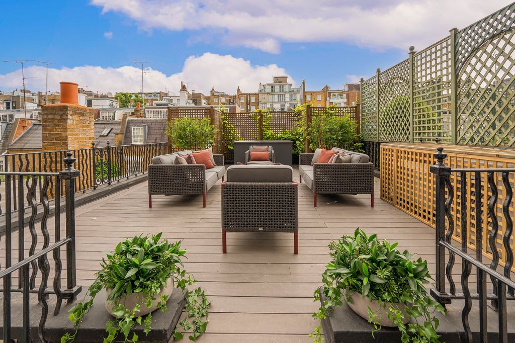 Property photo 3 of 21 Private Roof Terrace