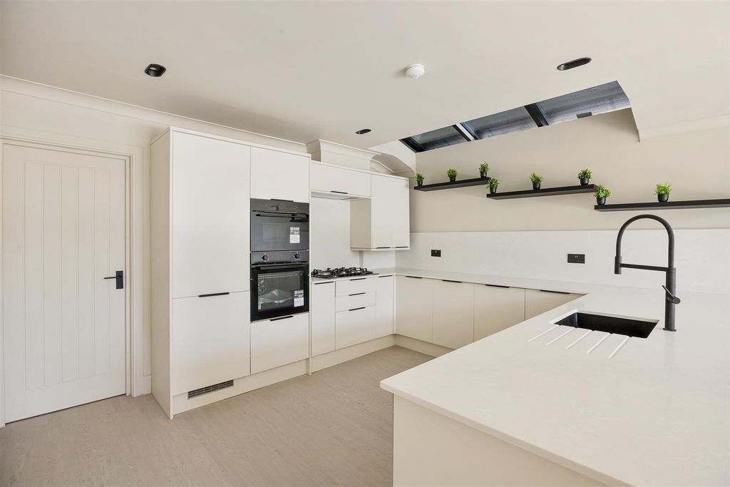 Property photo 3 of 22 Knighton Road, E7