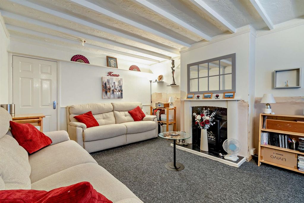 Property photo 2 of 10 8676125-Interior08-800.Jpg