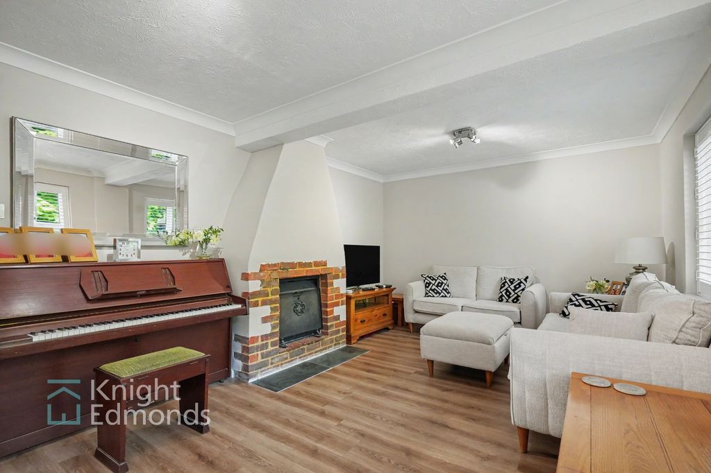 Property photo 3 of 17 Lounge