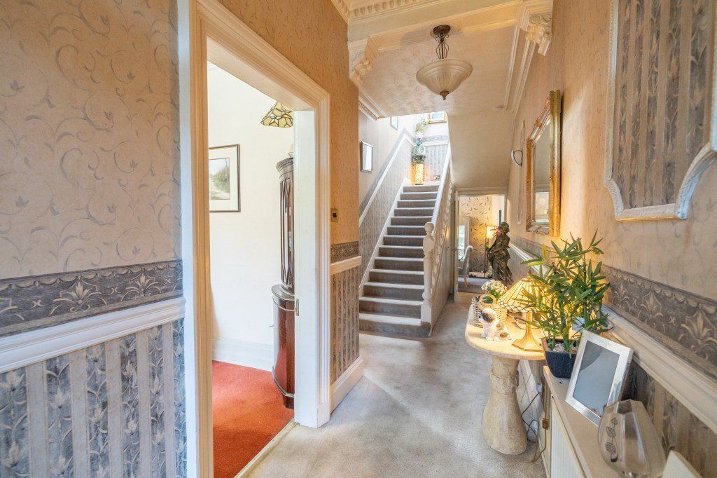 Property photo 2 of 31 Gallery