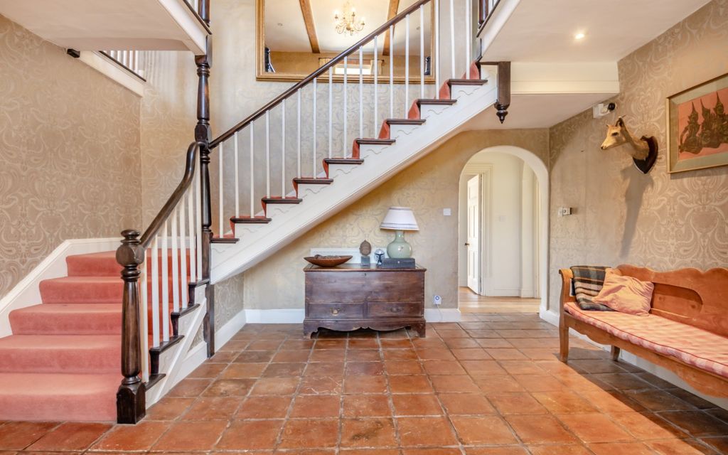 Property photo 3 of 28 Entrance Hall