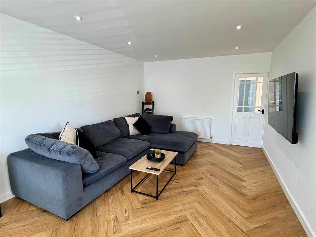 Property photo 3 of 13 10 Parkland Close Lounge