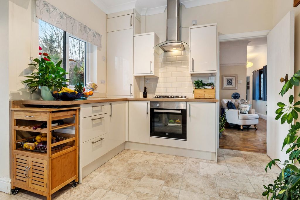 Property photo 2 of 28