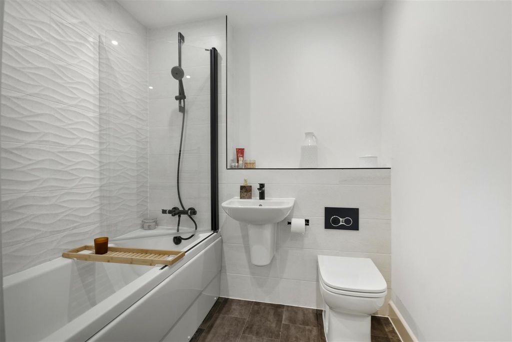 Property photo 3 of 16 Family Bathroom