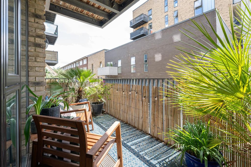 Property photo 3 of 22 Atkins Square E8