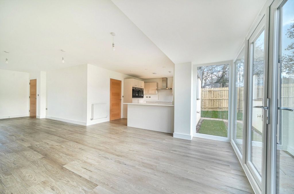 Property photo 2 of 7 Example Violet