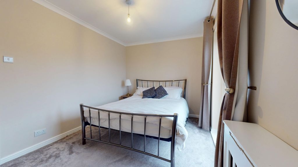 Property photo 2 of 19 4895942