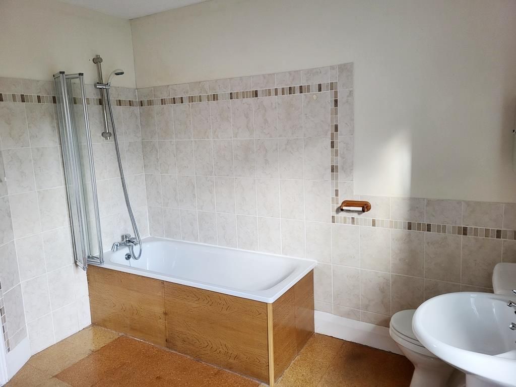 Property photo 3 of 11 Spacious Bathroom