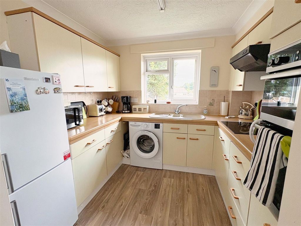 Property photo 2 of 9 Kitchen