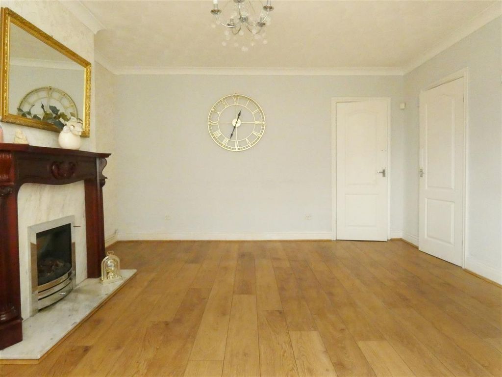 Property photo 3 of 15 Lounge