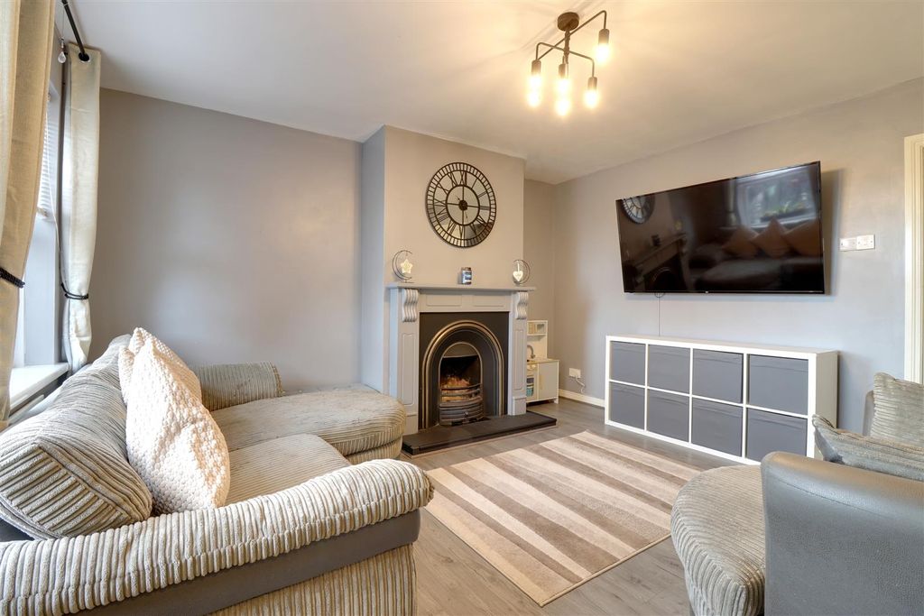 Property photo 3 of 18 Lounge