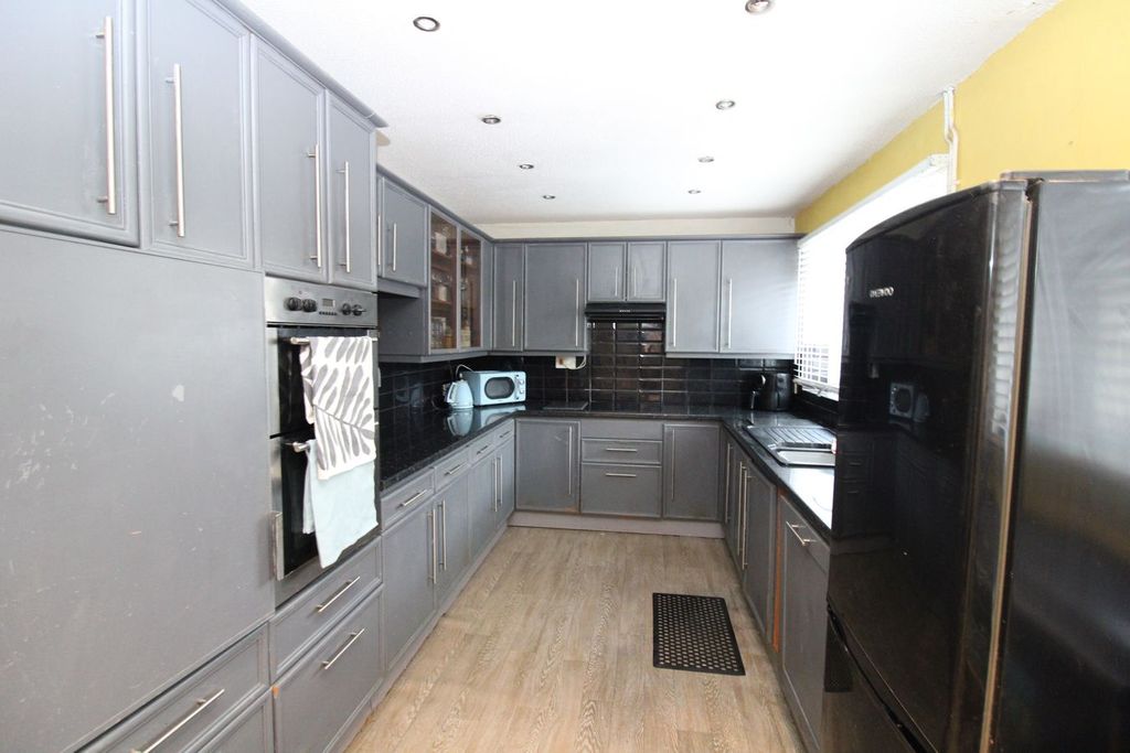Property photo 2 of 29 Kitchen